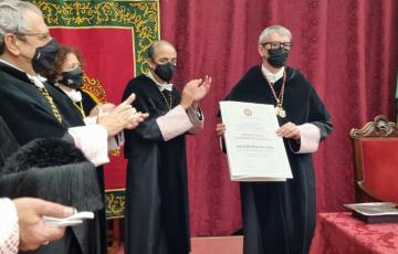 El rector de la UCA recibe la Medalla de Oro de la Universidad Hispalense