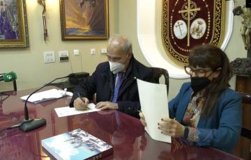 La presidenta de Onda Cádiz y su homólogo del Consejo de Hermandades firman el acuerdo de colaboración