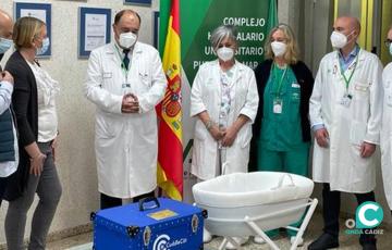 Natalie Claytor y Manuel Moreno en el hospital Puerta del Mar, durante la donación de la cuna de abrazos