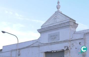 La fachada del cementerio de San José