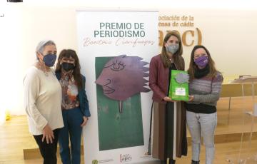 Representantes del Ayuntamiento y de Onda Cádiz recogen el premio
