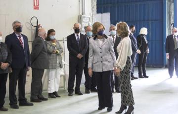 La Reina Doña Sofía durante su visita al Banco de Alimentos de Cádizen la tarde de este lunes