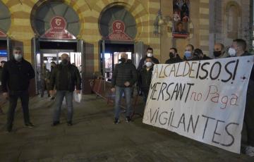 Trabajadores de Mersant Seguridad en una de sus protestas por impagos frente a las puertas del Teatro Falla