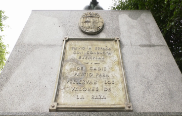 Placa instalada en la estatua del libertador San Martín.