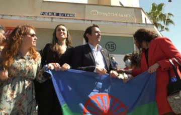 El alcalde de Cádiz sujeta la bandera romaní junto a otras concejales tras inaugurar la nueva denominación de la calle Pueblo gitano