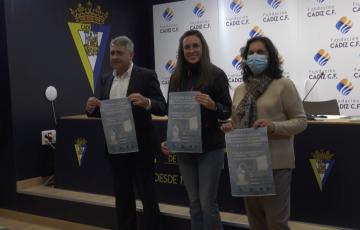 El presidente de la Fundación Cádiz CF, la concejala de Cultura y a Directora de la Red Municipal de Bibliotecas, en la presentación de 'Cuento Contigo'