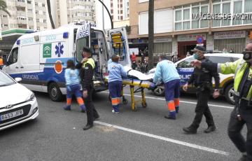 Técnicos de Emergencias atienden a heridos en un accidente