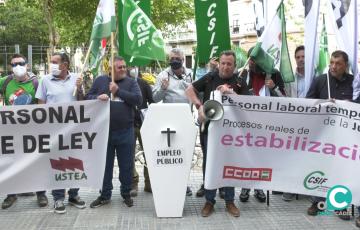 La concentración ha tenido lugar a las 11: 00 h en la plaza de España