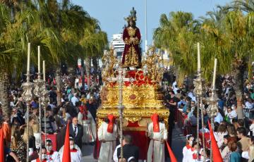 San Lorenzo vive el Domingo de Ramos con Penas y Caridad.
