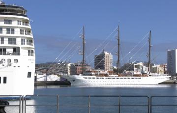 Los cruceros premium The World y Sea Cloud Spirit atracados en el puerto de Cádiz