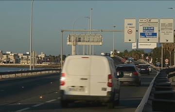 Tráfico a la entrada de Cádiz por el puente Carranza 