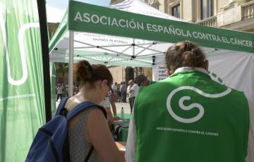 La AECC Cádiz ha desplegado su campaña en la plaza San Juan de Dios