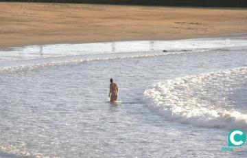 Las altas temperaturas hacen que muchos se acerquen a la playa a darse el primer baño de la temporada