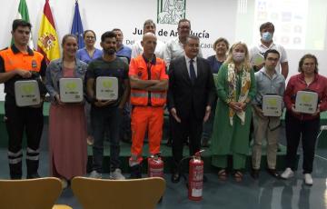La entrega de desfibriladores se ha llevado a cabo esta mañana en el Salón de actos de la Delegación del Gobierno de la Junta de Andalucía en Cádiz