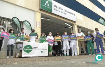 Imagen de la concentración a las puertas del Hospital Puerta del Mar