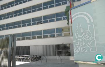 El edificio de la Junta de Andalucía situado en la Plaza de Asdrúbal 