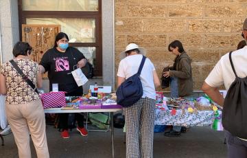 El mercadillo  instalado en la plaza de Las Flores de 9:00 a 14:00