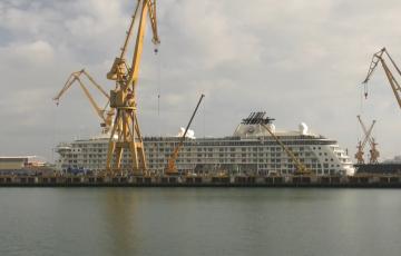 El The World, conocido como 'crucero de los millonarios', sometido a mejoras actualmente en el astillero de Cádiz