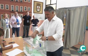 El candidato del PP ejerciendo su derecho al voto en el Colegio Carlos III