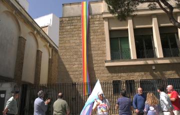 La Subdelegación coloca la bandera arcoÍris con motivo del Día del Orgullo LGTBI 