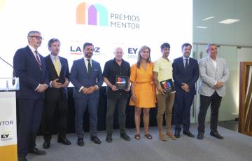 Foto de familia del jurado y los galardonados de los premios Mentor 2022