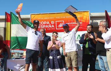 La concejala de Turismo, Montemayor Mures junto a los vencedores de la prueba 
