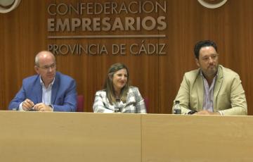 Irene García junto al presidente de la CEC, Javier Sánchez Rojas