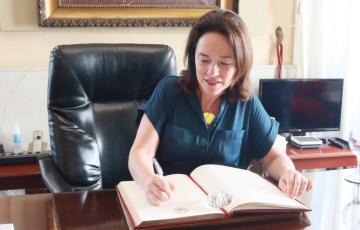 La investigadora García de Vinuesa firma en el libro de Honor del Ayuntamiento 