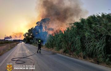 Bomberos actuando en el incendio de Jerez