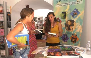 Compras en una de las casamatas en la Feria del Libro de Cádiz 