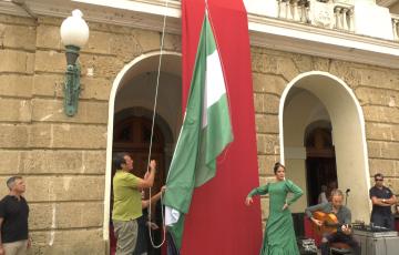 El alcalde iza la bandera andaluza en el Ayuntamiento en recuerdo a la primera vez que ondeó de la mano de Blas Infante