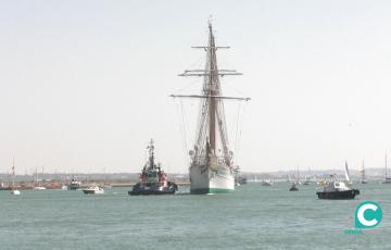 El buque escuela de la Armada llegando al Puerto de la Bahía de Cádiz
