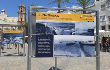 La Zona Franca acerca su historia a la ciudad con una exposición fotográfica en la plaza de la Catedral.