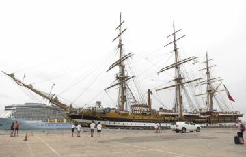 El buque escuela italiano Amerigo Vespucci atracado en el muelle Reina Victoria de Cádiz