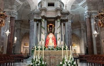 La Virgen de Las Penas en el altar mayor