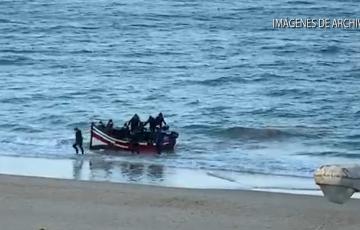 Trasladados 33 migrantes llegados en una patera a la playa de Camposoto