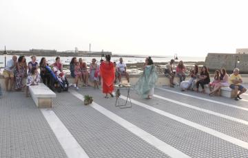 La campaña 'Mar de Gentes' realizó una micro obra de teatro sobre el Garum frente a la Caleta