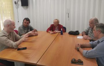 Responsables del PSOE local durante la reunión con representantes de la AVV Bahía Gaditana