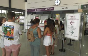 Durante la primera jornada de campaña se registraron colas de hasta una hora en las taquillas de la Estación de Cádiz