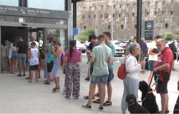 Colas de casi una hora para conseguir los nuevos abonos de Renfe en la estación central de Cádiz