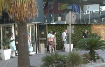 Imagen de un grupo de turistas a las puertas de un hotel de Cádiz