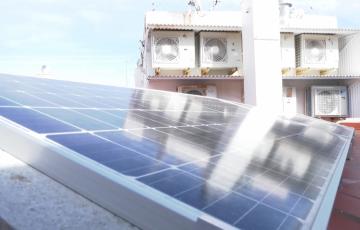 Placas solares instaladas en la azotea de un edificio municipal