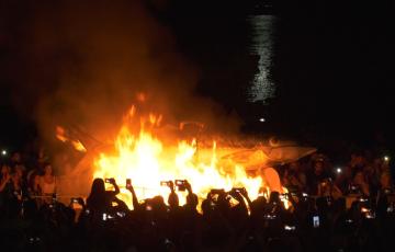 Tras el pregón de Manolín Santander se ha procedido a la quema de la caballa en la orilla de La Caleta