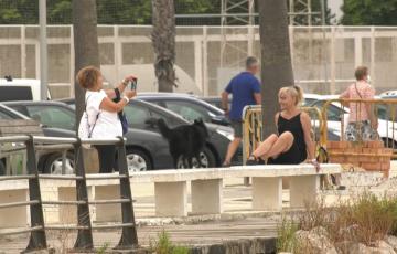 Dos turistas se hacen fotos en el Paseo de la avenida de la Bahía