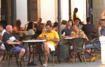 Imagen de la terraza de un bar del centro de Cádiz