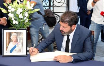 Fabian Picardo firma en el libro de condolencias 