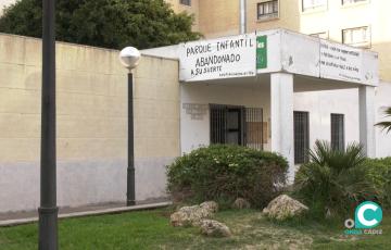 Las pancartas que desde hace dos días se pueden ver en la sede de la AVV Muñoz Arenillas