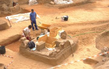 Operarios de Urbanismo y de Parques y Jardines, bajo la coordinación de los técnicos de Medio Ambiente y del arqueólogo municipal, están procediendo a preparar la cimentación para reubicar los restos.