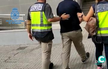 Uno de los detenidos entrado en la Comisaría provincial de Cádiz
