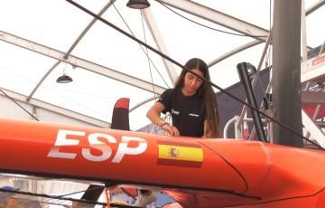 La gaditana Sol López participando en las labores de mantenimiento del F50 Víctoria del equipo español
